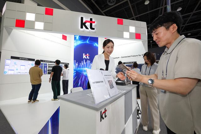 KT 전시관에 방문한 관람객들이 양자암호통신 기술을 관람하고 있다 [사진=KT]&nbsp;