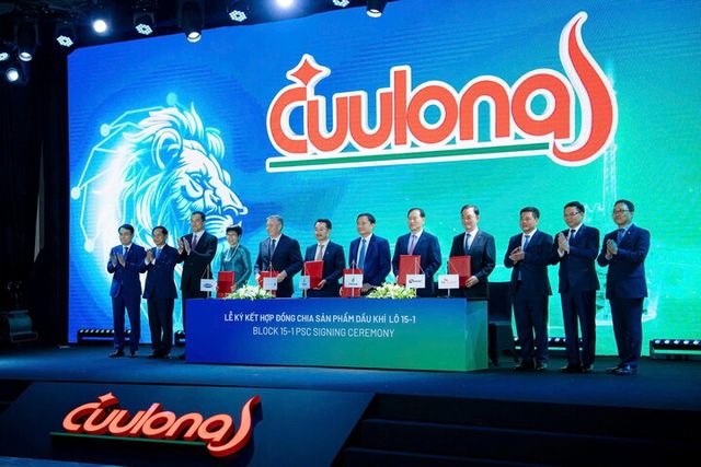 김동섭 한국석유공사 사장(오른쪽에서 다섯번째)이 20일 베트남 하노이에서 15-1 광구 신규광권 계약 서명식에 참석하고 있다. [사진=한국석유공사]