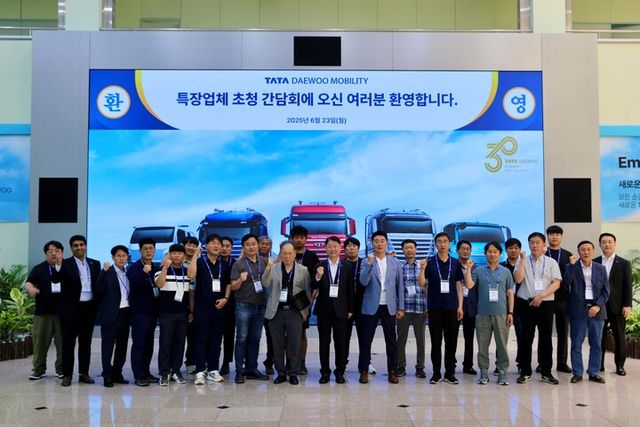 타타대우모빌리티 특장업체 초청 간담회에서 참석자들이 기념촬영을 하고 있다. [사진=타타대우모빌리티]