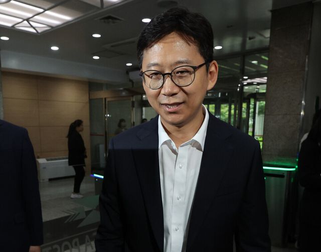 배경훈 과학기술정보통신부 장관 후보자가 지난 24일 서울 종로구 광화문우체국에 마련된 인사청문회 준비 사무실로 출근하고 있다. [사진=연합뉴스]