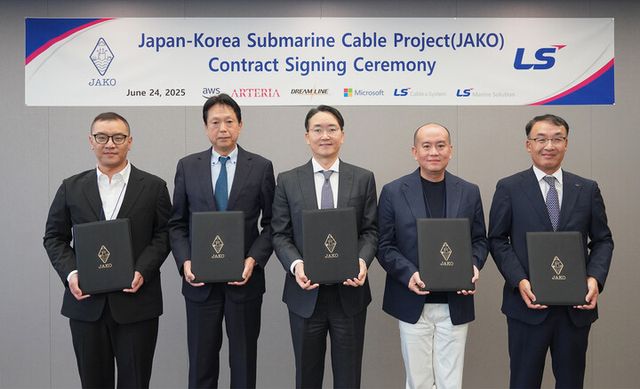 24일 서울 용산구 LS용산타워에서 진행된 ‘JAKO(Japan–Korea) 프로젝트’ 서명식. 좌측부터 이한욱 AWS APAC 백본 총괄, 다츠야 아베 아르테리아 네트웍스 대표, 한윤재 드림라인 대표, 스탠리 임 마이크로소프트 상무, 주완섭 LS전선 통신·산업솔루션사업본부장(전무)가 기념 촬영을 하고 있다. [사진=LS전선]