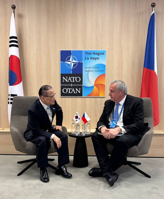 네덜란드 헤이그에서 개최된 NATO 정상회의에 이재명 대통령을 대신해 참석한 위성락 안보실장이 25일(현지 시각) 토마쉬 포야르 체코 국가안보보좌관을 면담했다고 대통령실이 밝혔다. [사진=대통령실]