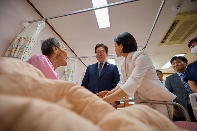 이재명 대통령과 김혜경 여사가 25일 전남 고흥군 국립소록도병원에서 한 환자를 위로하고 있다. [사진=대통령실]