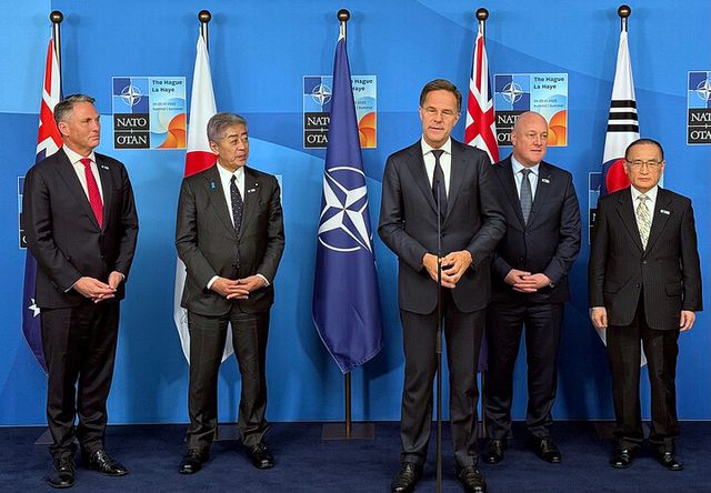 위성락 대통령실 국가안보실장(오른쪽)이 25일(현지시간) 네덜란드 헤이그 세계 포럼 컨벤션센터에서 북대서양조약기구(NATO·나토)와 한국·일본·호주·뉴질랜드 등 인도·태평양 4개 파트너국(IP4) 특별 행사에 참석해 마르크 뤼터 나토 사무총장의 발언을 듣고 있다.왼쪽부터 리차드 말스 호주 부총리 겸 국방장관, 이와야 다케시 일본 외무상, 뤼터 사무총장, 크리스토퍼 럭슨 뉴질랜드 총리, 위 안보실장. 2025.6.26 [대통령실 제공. 재판매 및 DB 금지]