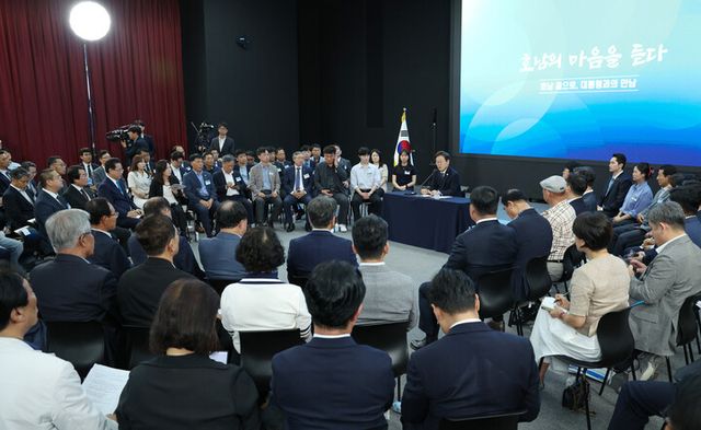 이재명 대통령이 25일 광주광역시 국립아시아문화전당에서 열린 '광주시민·전남도민 타운홀미팅'에 참석해 발언하고 있다. 2025.6.25 [대통령실통신사진기자단]