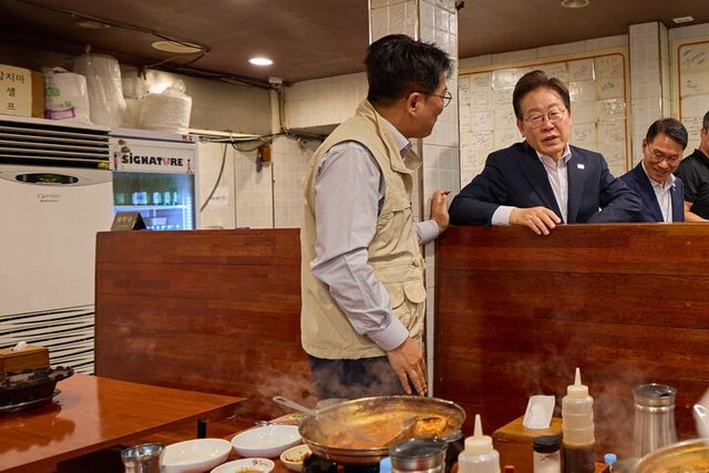 이재명 대통령이 26일 점심 식사를 위해 방문한 서울 용산 대통령실 인근 한 식당에서 시민과 대화하고 있다. 2025.6.26 [대통령실 제공