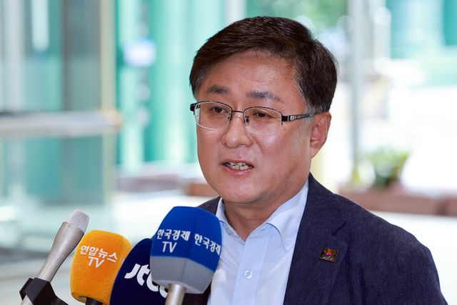 김성환 환경부 장관 후보자가 24일 서울 영등포구 여의도 이룸센터에 마련된 인사청문회 준비 사무실로 출근하며 지명 소감을 말하고 있다. [사진=연합뉴스]