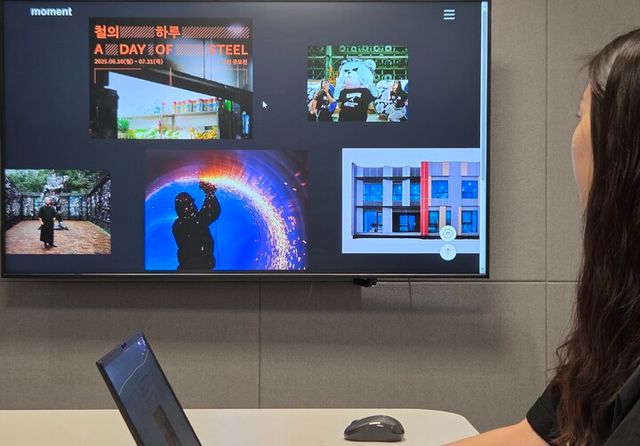 현대제철 임직원이 미디어룸 메인페이지를 살펴보고 있는 모습. [사진=현대제철]