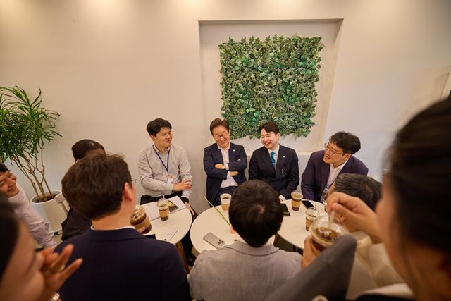 이재명 대통령이 26일 오찬 뒤 서울 용산 대통령실 인근 카페에서 출입기자들과 간담회를 하고 있다. [사진=대통령실]