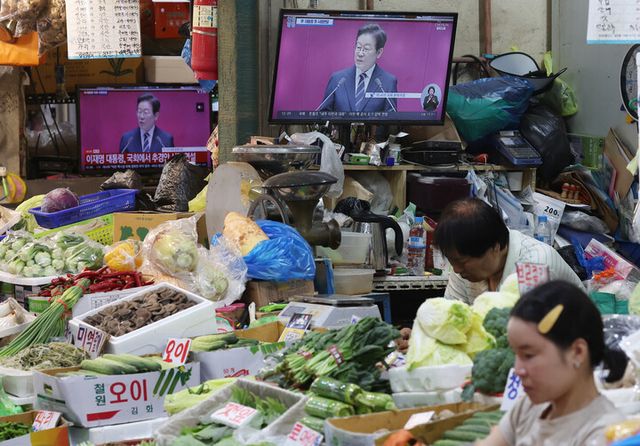 26일 서대문구 인왕시장에서 한 상인이 이재명 대통령의 2025년도 제2회 추가경정예산안 시정연설 뉴스를 보고 있다. [사진=연합뉴스]
