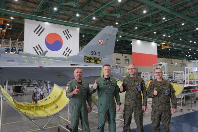 폴란드 대표단이 FA-50PL 생산현장을 시찰하고 있다. [사진=KAI]