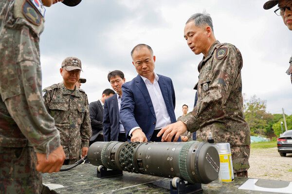 박정은 방사청 기반전력사업지원부장과 이종화 사단장이 현존전력성능 극대화 사업을 통해 전력화된 자동측지장비를 둘러보고 있다.[사진=방위사업청]
