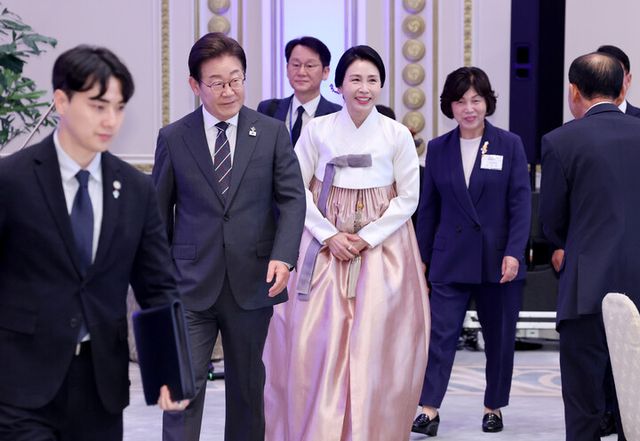 이재명 대통령과 김혜경 여사가 27일 청와대 영빈관에서 열린 '호국 보훈의 달, 대통령의 초대' 행사에 입장하고 있다. [사진=연합뉴스]