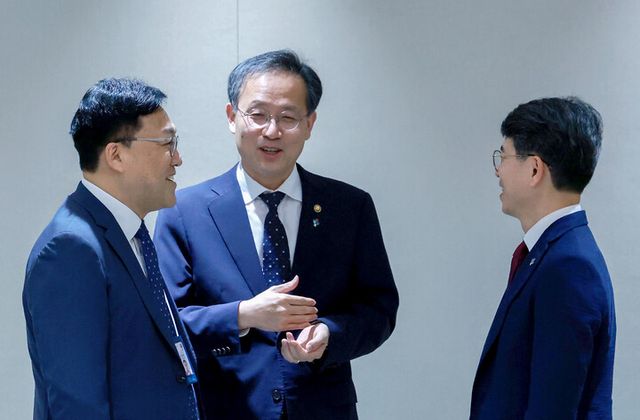 이형일 기획재정부 장관 직무대행 1차관(가운데)이 김병환 금융위원장(왼쪽), 김완섭 환경부 장관과 지난 24일 서울 용산 대통령실 청사에서 열린 국무회의에 참석해 대화하고 있다. [사진=연합뉴스]