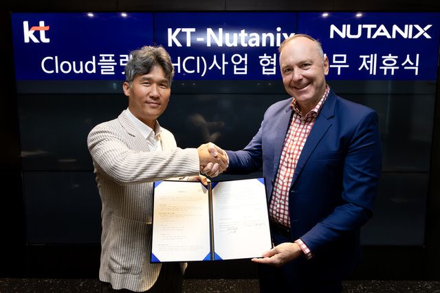 명제훈 KT 엔터프라이즈부문 서비스 프로덕트본부장 상무(왼쪽)와 뉴타닉스 APJ(아시아태평양) 총괄 제이 투세스(Jay tuseth) 부사장이 기념 사진 촬영하는 모습. [사진=KT]&nbsp;