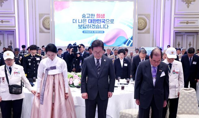 이재명 대통령과 김혜경 여사가 27일 청와대 영빈관에서 열린 '호국 보훈의 달, 대통령의 초대' 행사에서 묵념하고 있다. 2025.6.27xyz@yna.co.kr·