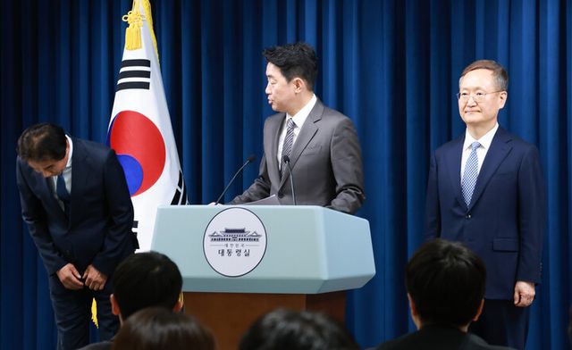 강훈식 대통령비서실장(가운데)이 29일 서울 용산 대통령실 청사에서 이재명 대통령의 수석비서관 추가 인선을 발표하고 있다. (왼쪽부터) 전성환 경청통합수석비서관, 강 비서실장, 봉욱 민정수석비서관. [사진=연합뉴스]