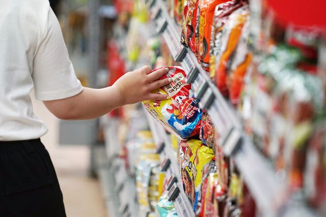 19일 오전 서울의 한 대형마트 라면 매대에서 소비자가 라면을 고르고 있다. [사진=안경선 기자]