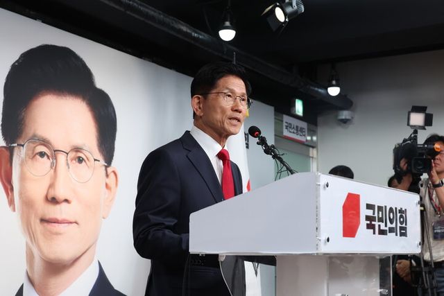 김문수 국민의힘 대선 후보가 4일 서울 여의도 당사에서 기자회견을 열고 입장을 밝히고 있다. [사진=연합뉴스]