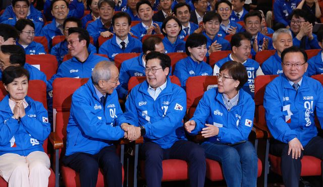 3일 서울 여의도 국회의원회관 개표상황실에서 제21대 대통령선거 지상파 출구조사 결과에서 이재명 후보가 51.7%로 앞서는 것으로 발표되자 기뻐하고 있다. 더불어민주당 강금실(왼쪽부터), 윤여준, 박찬대, 정은경, 김부겸 선대위원장이