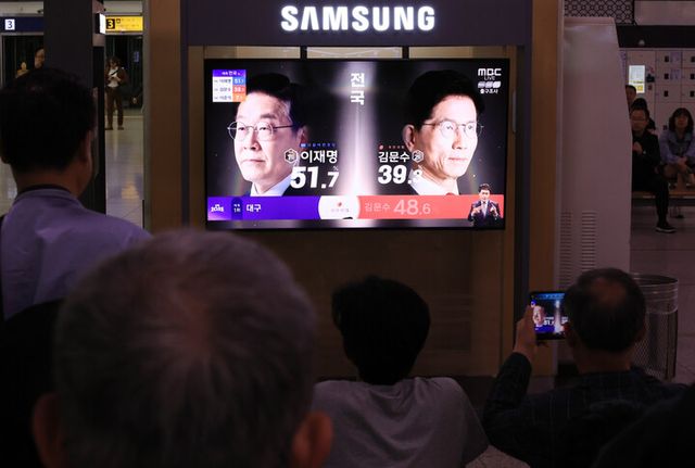 제21대 대통령선거가 치러진 3일 서울역 대합실에서 시민들이 TV를 통해 선거 출구조사 결과 발표 방송을 지켜보고 있다. [사진=연합뉴스]