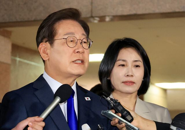 제21대 대통령 선거에서 당선이 확실시되는 더불어민주당 이재명 후보가 3일 밤 인천 계양구 자택을 나서며 입장을 밝히고 있다. [사진=연합뉴스]