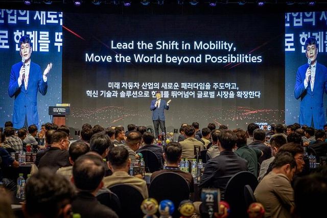 현대모비스가 27일 제주 해비치호텔앤리조트에서 '2025 현대모비스 대리점 컨퍼런스'를 개최했다. 이규석 사장(사진 가운데)은 "고객들이 현대차/기아를 선택하는 중요한 이유 중 하나가 바로 우리의 서비스 경쟁력"이라며 A/S 부품 고객 서비스&nbsp;강화를 강조했다.&nbsp;[사진=현대모비스]