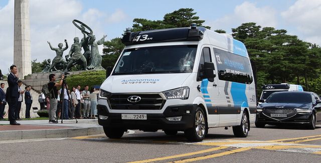 시범운행하는 국회 자율주행 로보셔틀. [사진=연합뉴스]