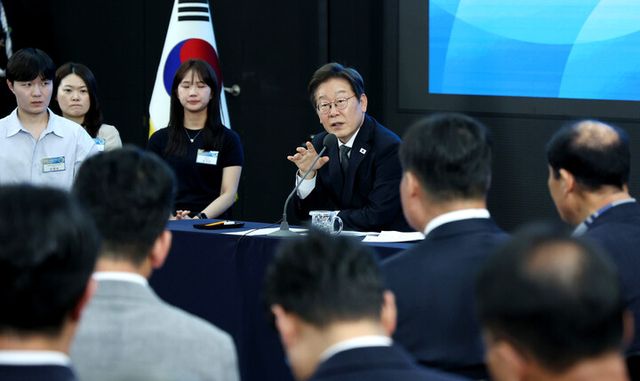 이재명 대통령이 25일 광주광역시 국립아시아문화전당에서 '광주시민·전남도민 타운홀미팅'을 하며 발언하고 있다. 2025.6.25 [대통령실통신사진기자단]