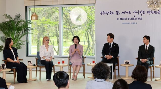이재명 대통령과 김혜경 여사가 30일 서울 용산 대통령실 파인그라스에서 문화예술계 수상자들과 간담회를 하고 있다.​​​​​​​(왼쪽부터)&nbsp;칸국제영화제 학생부문(라 시네프) 1등상을 수상 허가영 영화감독, 프랑스 문화예술공로훈장'코망되르'를 수훈한 조수미 성악가, 김 여사, 이 대통령, 토니상 6관왕을 석권한 뮤지컬 '어쩌면 해피엔딩' 박천휴 작가. [사진=연합뉴스]