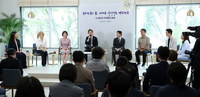 이재명 대통령과 김혜경 여사가 30일 서울 용산 대통령실 파인그라스에서 문화예술계 수상자들과 간담회를 하고 있다.&nbsp;(왼쪽부터) 칸국제영화제 학생부문(라 시네프) 1등상을 수상 허가영 영화감독, 프랑스 문화예술공로훈장'코망되르'를 수훈한 조수미 성악가, 김 여사, 이 대통령, 토니상 6관왕을 석권한 뮤지컬 '어쩌면 해피엔딩' 박천휴 작가, 넷플릭스 드라마 '폭싹 속았수다'를 연출한 김원석 감독, '로잔발레 콩쿠르'에서 우승한 박윤재 발레리노, 강유정 대통령실 대변인.&nbsp; [사진=연합뉴스]