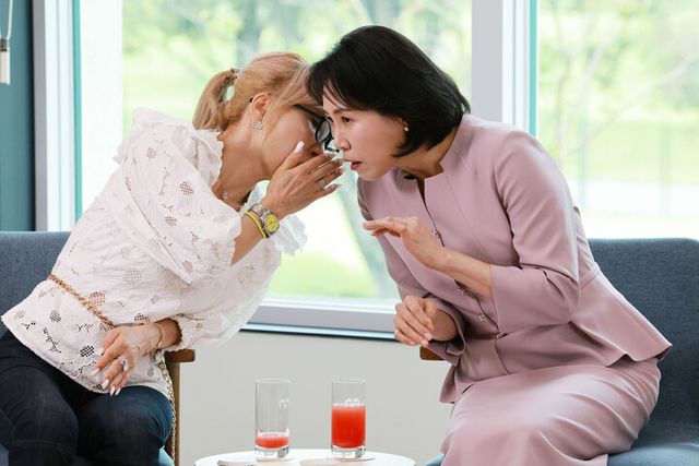 김혜경 여사가 30일 서울 용산 대통령실 파인그라스에서 열린 문화예술계 수상자 간담회에서 조수미 성악가와 대화하고 있다. [사진=연합뉴스]