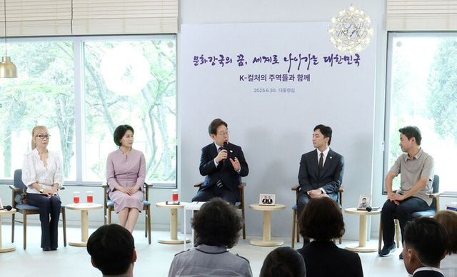 이재명 대통령과 김혜경 여사가 30일 서울 용산 대통령실 파인그라스에서 문화예술계 수상자들과 간담회를 하고 있다.(왼쪽부터) 성악가 조수미, 김혜경 여사, 이 대통령, 토니상 6관왕을 석권한 뮤지컬 '어쩌면 해피엔딩' 박천휴 작가, 넷플릭스 드라마 '폭싹 속았수다'를 연출한 김원석 감독. [사진=연합뉴스]