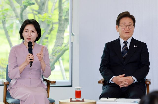 이재명 대통령과 김혜경 여사가 30일 서울 용산 대통령실 파인그라스에서 열린 문화예술계 수상자 간담회에 참석한 가운데 김 여사가 발언하고 있다. [사진=연합뉴스]