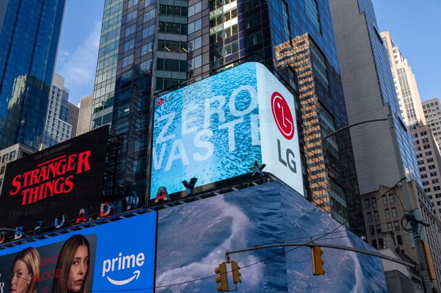 LG전자가 유엔환경계획(UNEP)이 제작한 ‘플라스틱 오염 종식’ 주제의 환경보호 영상을 오는 13일까지 두 전광판에 송출한다. [사진=LG전자]