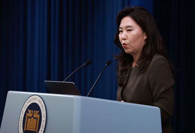 강유정 대통령실 대변인이 4일 서울 용산 대통령실 청사에서 이재명 대통령 취임 첫날 현안 관련 브리핑을 하고 있다. [사진=연합뉴스]