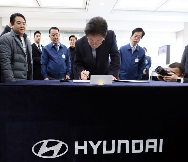 이재명 대통령이 지난 2월 충남 아산시 현대자동차 아산공장을 방문한 뒤 방명록을 작성하고 있는 모습. [사진=연합뉴스]