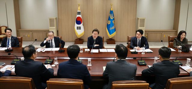 이재명 대통령이 4일 서울 용산 대통령실 청사에서 '대통령 1호 명령, 비상경제점검 태스크포스(TF) 회의'를 주재하고 있다. [사진=연합뉴스]
