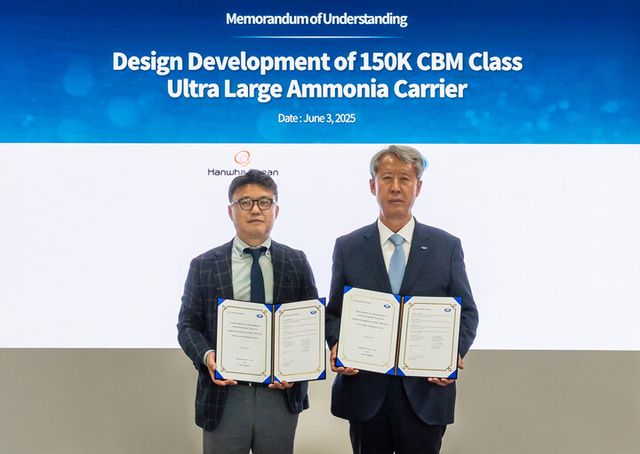 김종서 한화오션 상선사업부장 사장(왼쪽)과 이형철 한국선급 회장. [사진=한화오션]