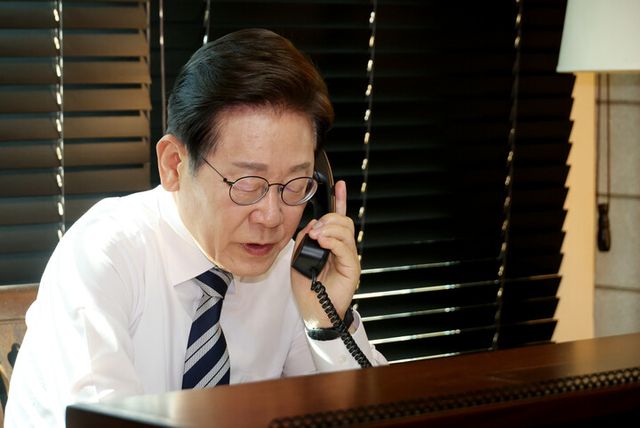 이재명 대통령이 4일 인천 계양구 사저에서 김명수 합참의장과 전화 통화하며 군 통수권 이양 보고를 받고 있다. [사진=연합뉴스]