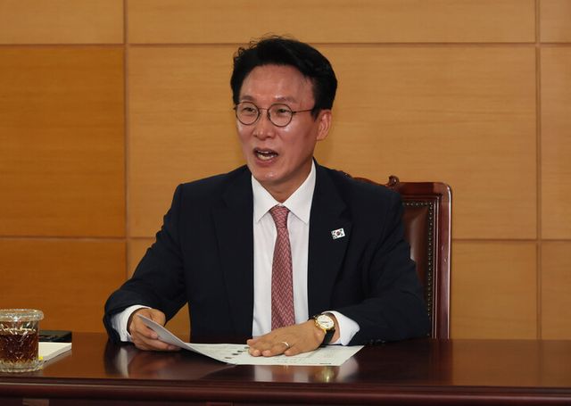 김민석 국무총리 후보자가 5일 서울 종로구 통의동 금융감독연수원에 마련된 인사청문회 준비 사무실에서 열린 간부들과의 회의에서 인사말을 하고 있다. [사진=연합뉴스]