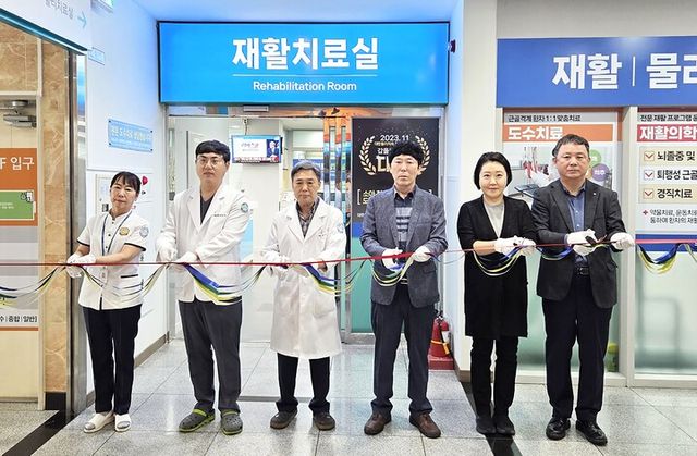 갑을녹산병원 재활의학과 개설과 진료 개시 기념 컷팅식. [사진=KBI그룹]