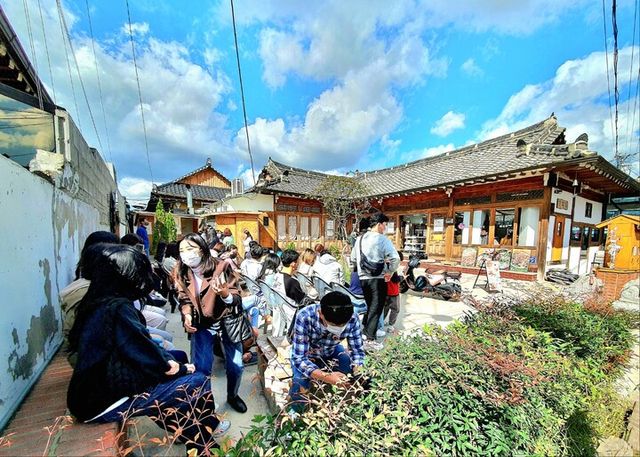 황남동 황리단길 일대 한옥 카페 앞에서 관광객들이 따뜻한 봄볕을 즐기고 있다.[사진=경주시]