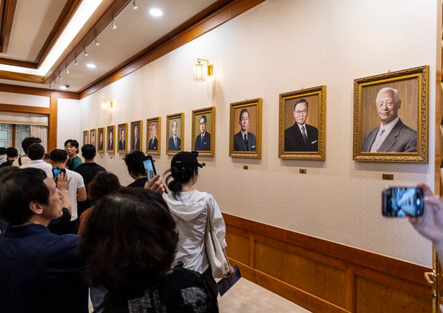 5일 서울 종로구 청와대 본관 내부 세종실 앞 공간에 걸린 역대 대통령의 초상화를 관람객들이 바라보고 있다. 이재명 대통령이 집무실을 청와대로 이전할 방침인 것이 알려진 후 청와대 관람객이 증가했다. [사진=연합뉴스]