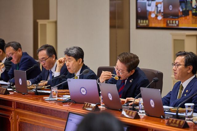 이재명 대통령이 5일 서울 용산 대통령실 청사에서 열린 국무회에서 점심 식사 시간에 '도시락 회의'로 김밥을 먹으며 회의를 이어가고 있다. [사진=대통령실]