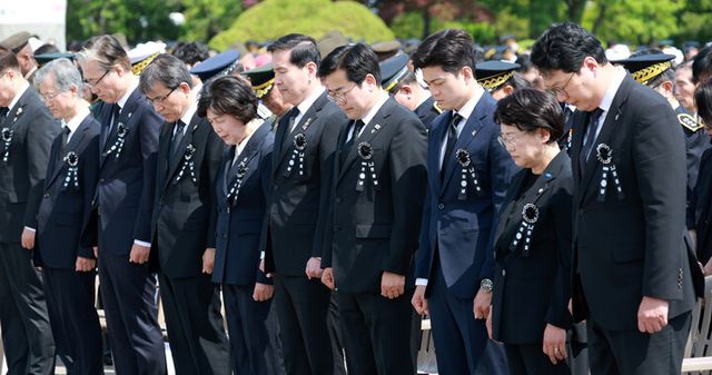 6일 서울 동작구 국립서울현충원에서 열린 70회 현충일 추념식에서 5부 요인과 장관, 여야 정치인들이 묵념하고 있다. (앞줄 왼쪽부터) 조희대 대법원장, 김형두 헌법재판소장 권한대행, 노태악 중앙선거관리위원장, 강정애 국가보훈부 장관, 김선호 국방부 장관 직무대행, 더불어민주당 박찬대 당 대표 권한대행 겸 원내대표, 국민의힘 김용태 비상대책위원장, 조국혁신당 김선민 당 대표 권한대행과 서왕진 원내대표, 개혁신당 천하람 원내대표 겸 당 대표 권한대행. [사진=연합뉴스]