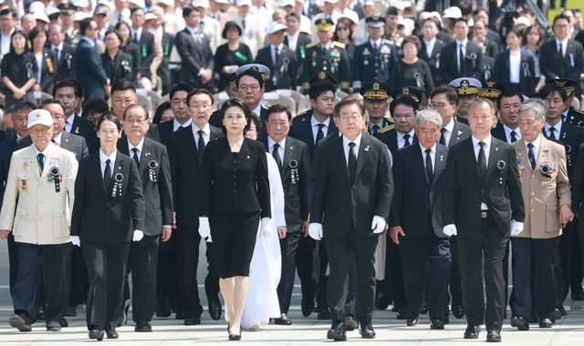 이재명 대통령과 김혜경 여사가 6일 서울 동작구 국립서울현충원에서 열린 70회 현충일 추념식에서 참배를 위해 현충탑으로 향하고 있다. [사진=연합뉴스]