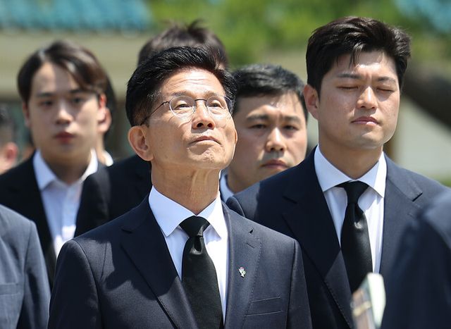 김문수 전 국민의힘 대선 후보가 6일 서울 동작구 국립서울현충원에서 김용태 비상대책위원장과 함께 줄을 서 참배를 기다리고 있다. [사진=연합뉴스]