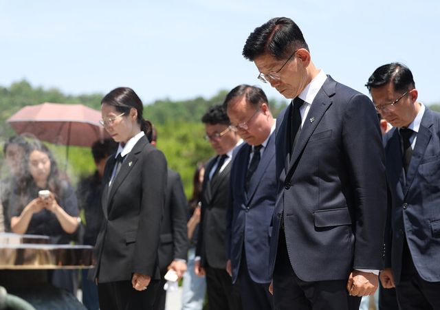 김문수 전 국민의힘 대선 후보가 6일 서울 동작구 국립서울현충원을 찾아 묵념하고 있다. [사진=연합뉴스]