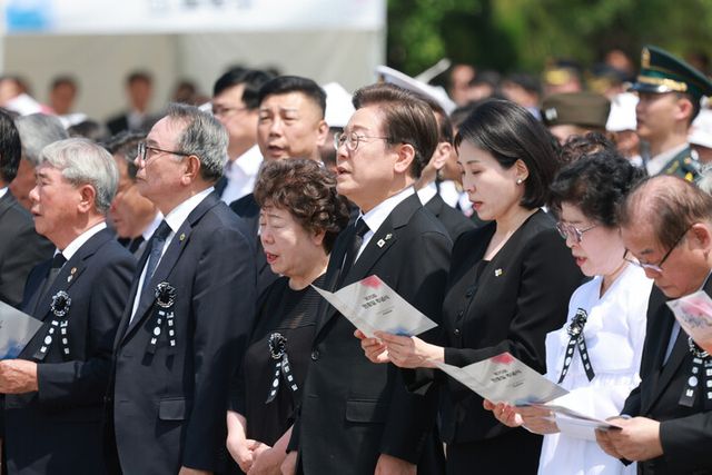 이재명 대통령과 김혜경 여사가 6일 서울 동작구 국립서울현충원에서 열린 70회 현충일 추념식에서 현충의노래를 제창하고 있다. [사진=연합뉴스]